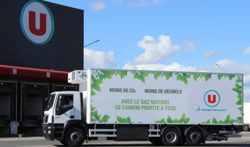 camion u gaz naturel pour véhicule devant entrepôt u